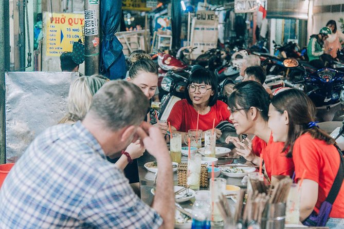 12 Tasting Street Food & Sightseeing By Scooter with Student - Stop 1 at 86 Mạc Đĩnh Chi: start with pho, then keep going