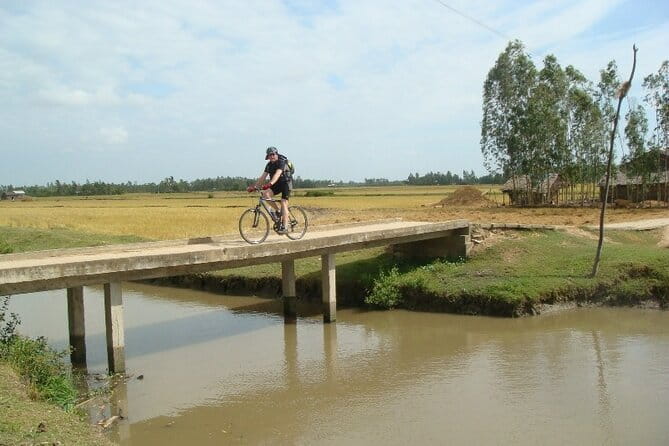 3 Days Cycling Mekong Delta - Meeting your guide and driver: Loc and Nhan set the tone