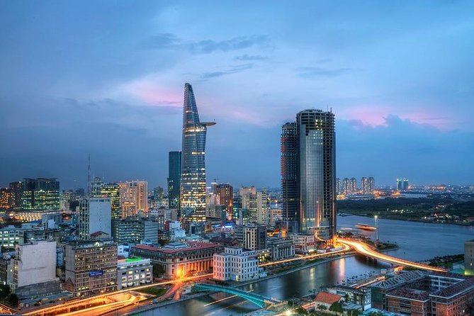 Amazing night with Saigon Skydeck and local beer tasting - Binocular time: how to use them without losing your whole evening