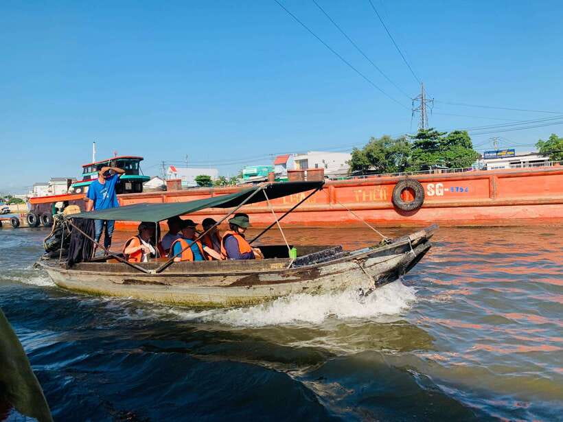Can Tho: Cai Rang Floating Market and Canals - Rice noodle factory visit: the homemade rice-noodle pizza moment