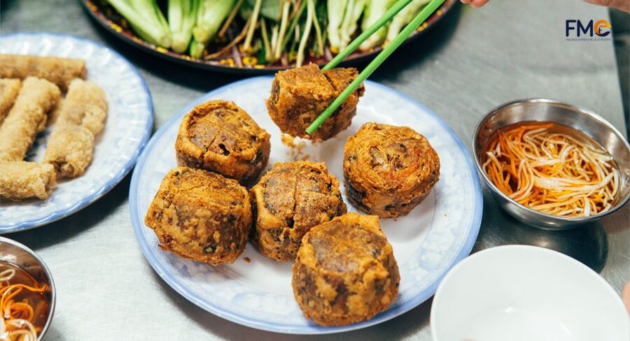 Can Tho: Walking street food tour designed by local chef - Your First Stops: Vietnamese pancakes and cupcakes