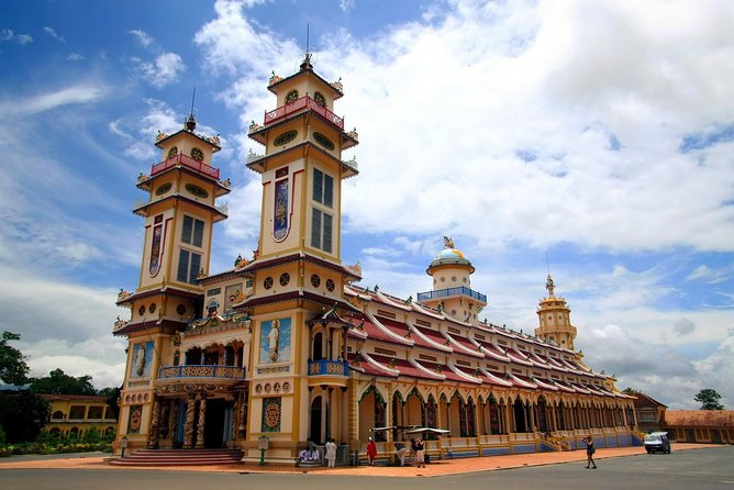 Chu Chi Tunnel With Cao Dai Temple Tour From Ho Chi Minh - The midday Caodai ceremony: what to watch and how to respect it