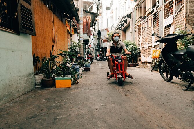 Early Riser Walk: Grandma Noodles, Cafe, Exotic Fruits & History - Thế Giới Tàu Hũ: Warm Ginger Syrup and Simple Dessert Magic