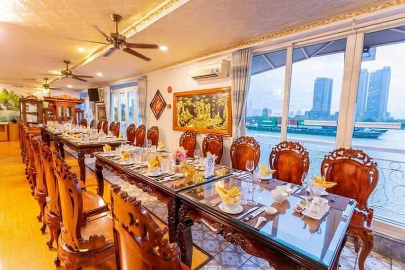 Experience Dinner On Luxury Cruise Along Saigon River - The guide and crew: why service matters on a night tour