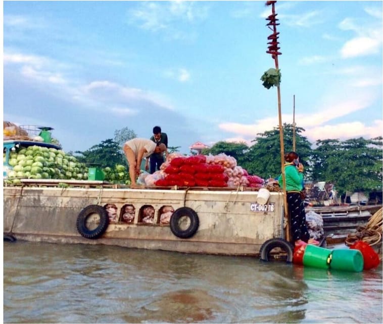 floating market boat trip everyday - How Cai Rang floating market works, bamboo signals and wholesale goods