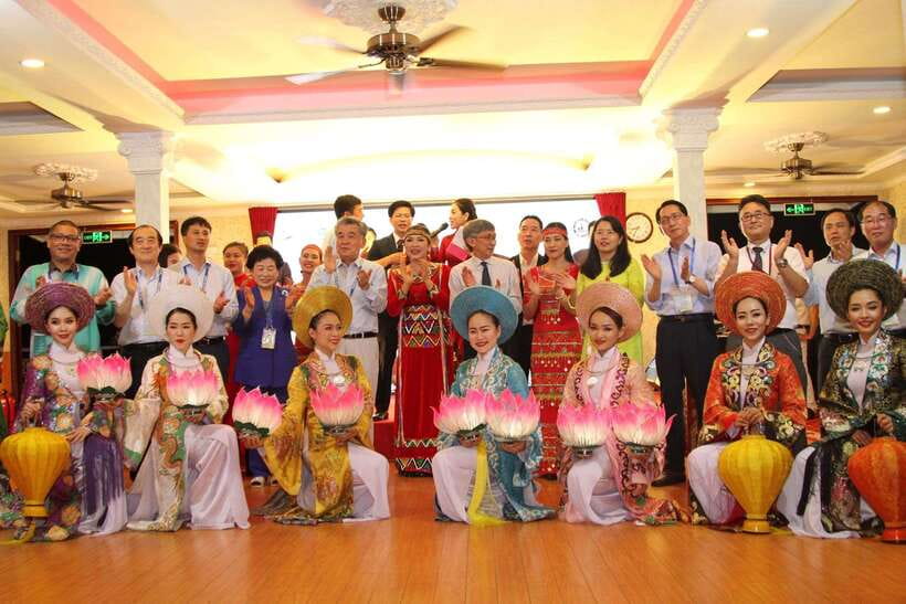 HCM: Saigon River Dinner Cruise - Shared Tables, Small Groups, and What That Means for Your Evening