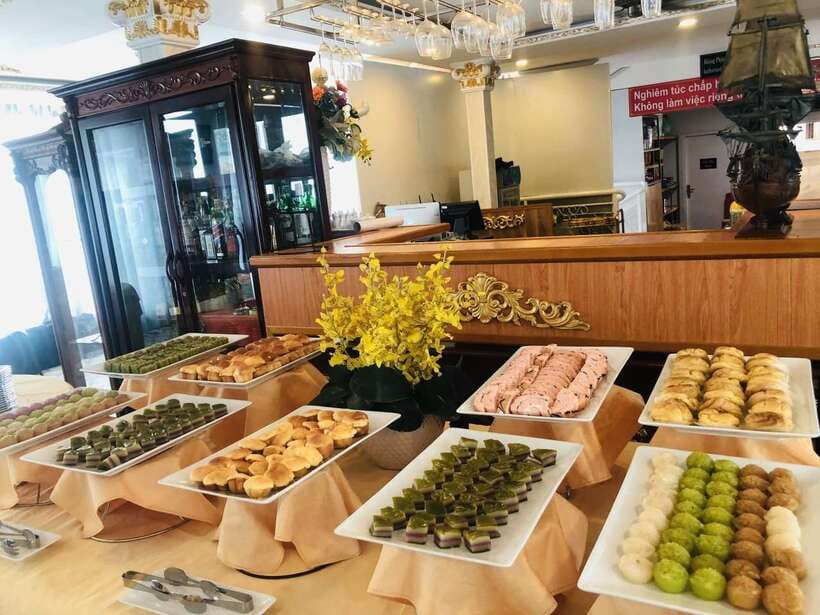 HCM: Saigon River Dinner Cruise - Guides Like Finn, Leon, and Alvin, and Why Service Matters Here