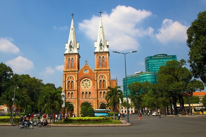 Ho Chi Minh City Highlights Tour - Ben Thanh Market in 30 minutes: fast local texture