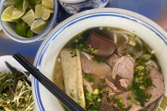 Ho Chi Minh city: Michelin-Recognized Food Tour with Local Expert - Stop 6: Ốc Đào on Nguyễn Trãi, Seafood and Snails