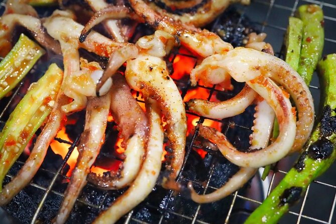 Ho Chi Minh City: Street Food & Sightseeing Tour with Local Guide - Stop 4: Chung cư Nguyễn Thiện Thuật and another street food lane