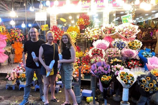 Ho Chi Minh Nightlife & Street Food Tour By Motorbike - Quận 5 at night: Chợ Lớn street life and the fun of finding flavors