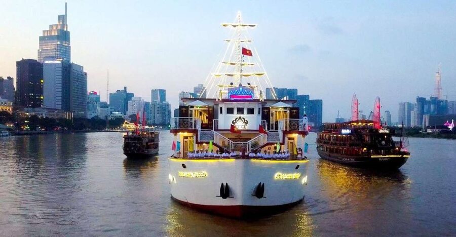 Ho Chi Minh: Private City Tour and Dinner Cruise with Buffet - Starting at the Ho Chi Minh City Opera House, then heading into night Saigon