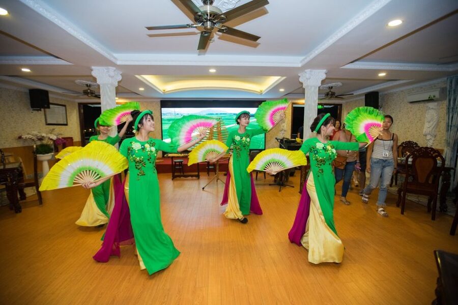 Ho Chi Minh: Private City Tour and Dinner Cruise with Buffet - Heading to the Saigon River: switching from street noise to cruise comfort