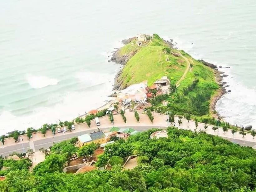 Ho Chi Minh: Vung Tau 1-Day Tour with Christ Statue & Lunch - Nghinh Phong Cape: the gate stop and the photo payoff