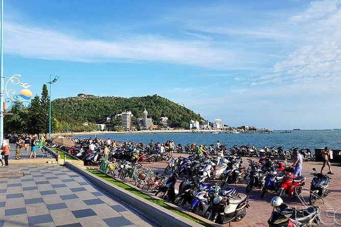 Private Long Tan Tour and Nui Dat Battle Field - The heart of the day: historian-guide chat over lunch