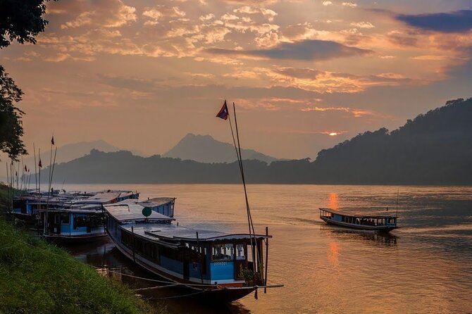 PRIVATE Mekong Delta 1 Day with Kayaking, Biking & Cooking - Tien River Pass-By Moments: Stilt Houses and Floating Fishing Farms