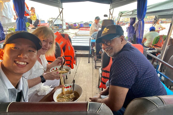 Private Scooter Street Food Tour in Saigon with 11 Tastings - District 10 flower market and sweet dessert stop