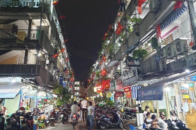 Private sight-seeing motorbike tour with local expert/student in HCMC - Stop 4: Chùa Vạn Phát, the Temple of Ten Thousand Buddhas in an alley