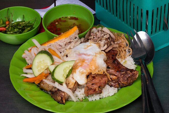 Private Street Food Tour by Motorbike in Ho Chi Minh City - Stop 2: Le Van Tam Park, a short pause with papaya salad context