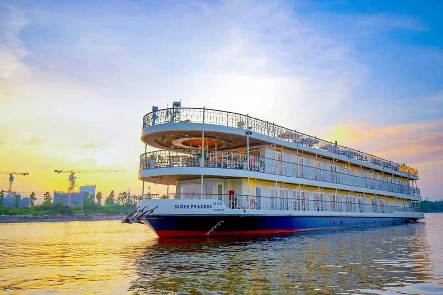 Saigon Dinner On Cruise Tour With Private Table - The Cruise Dinner Flow: Music, Breeze, and a Dinner You Can Actually Enjoy