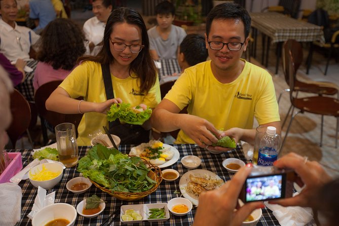 Saigon Night Street Food and City Tour on Scooter - Stop 5: Vietnamese desserts to close out the night