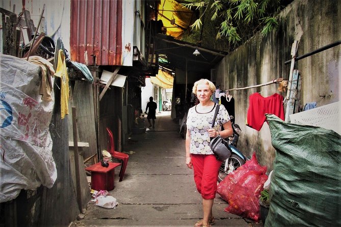 Saigon Slum tour, Chillspots tour by scooter | Female driver - Riding Comfort: Helmets, Narrow Streets, and Feeling Safe